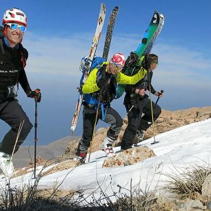 Betonářsko-třinecká skialpinisticko-splitboardová skupina nad jezerem Van