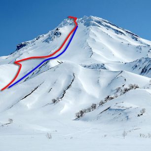 Červeně značená je výstupová trasa, zatímco sjezd je modře