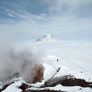 Kráter vulkánu Avačinskaja, v pozadí Korjakskij