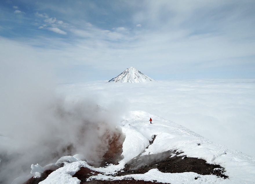 Kráter vulkánu Avačinskaja, v pozadí Korjakskij