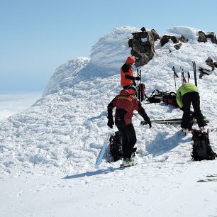 Příprava na sjezd z vrcholu vulkánu Korjakskij (3456 m)