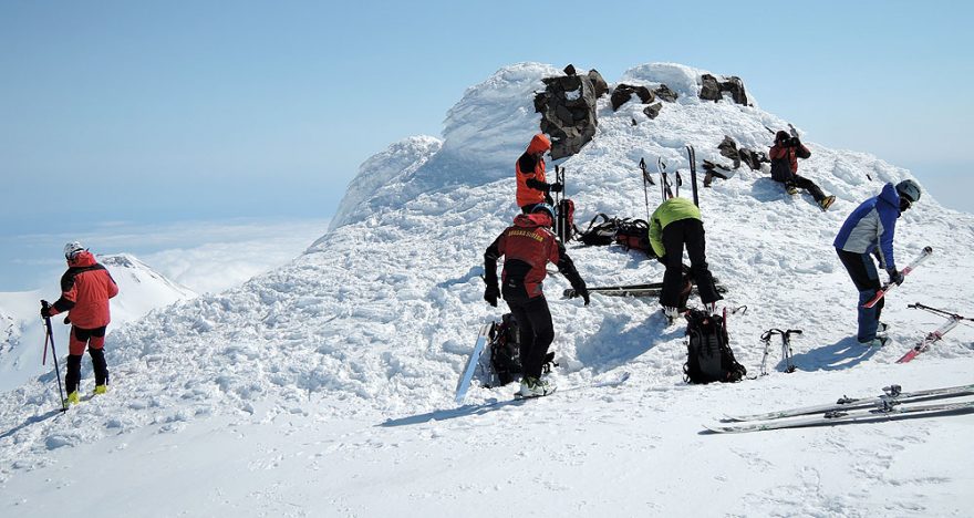 Příprava na sjezd z vrcholu vulkánu Korjakskij (3456 m)