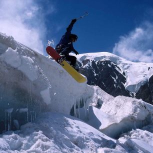 Dolní část severní stěny Piku Lenina (7134 m) - skok na snowboardu na sněhový most v ledovcové trhlině, snowboardista Petr Adámek