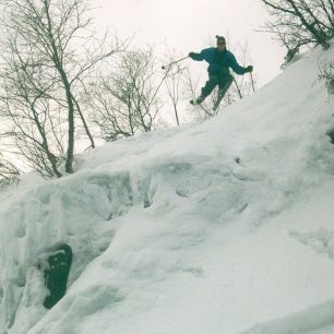 Skok ve strmém terénu před seskokem malého ledopádu, lyžař Radek Pleva