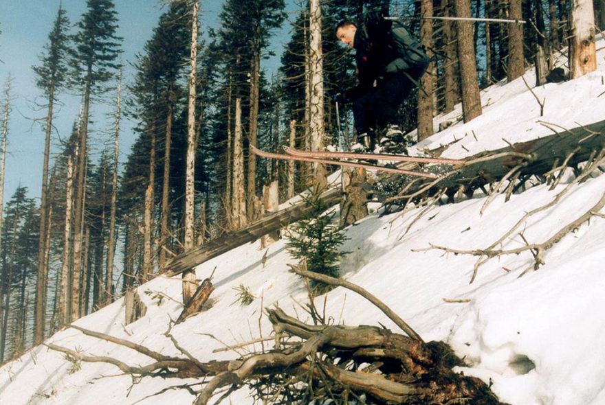 Ukázka klasického přeskoku překážky - padlého stromu, lyžař Petr Drábek