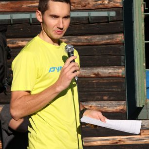 Hlavní organizátor Martin Kais se chystá k vyhlašování výsledků