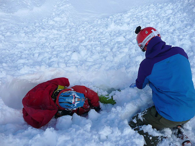 Vyhrabávání z laviny v oblasti Fiberbrunnu