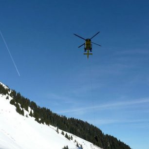 Odlet s vrtulníkem z laviniště do nemocnice