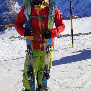 Pózování s lyžemi K2 Wayback 82 ECOre v podání Vojty Dvořáka