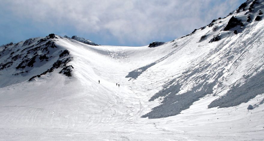 Samovolné lavinky v dolní části části vulkánu Viljučinskij (2173 m) na Kamčatce
