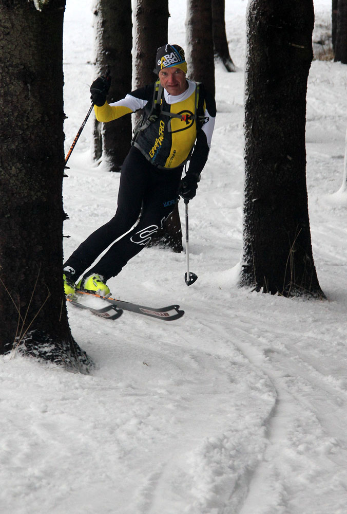 Petr Novák sjíždí řídkým lesem