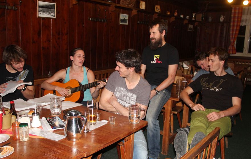 Pozdní noční hra na kytaru se zpěvem