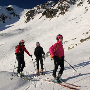 Skialpinistky a skialpinista pod Smutným sedlem, v pozadí Hrubá kopa