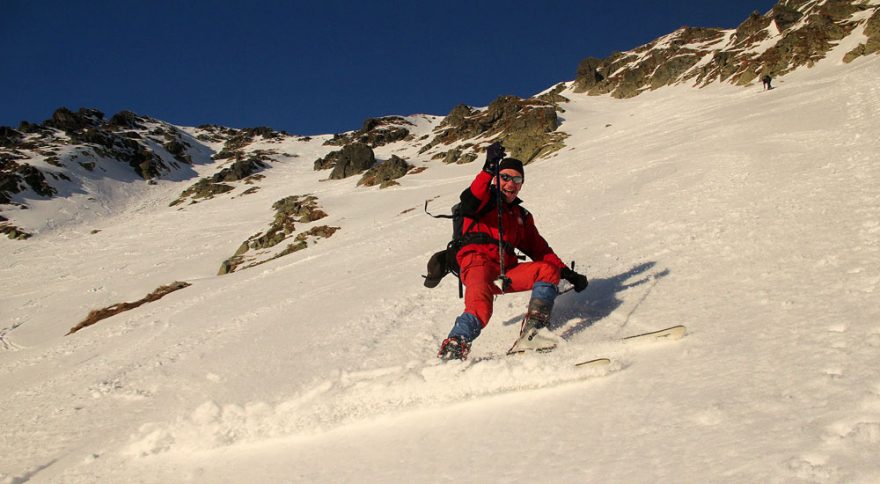 Poté, co se po pádu svezl se splazem, je opět vysmátý