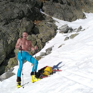 Máme len nástup do žľabu za sebou, ale slnko už riadne pripeká, treba odľahčiť oblečenie