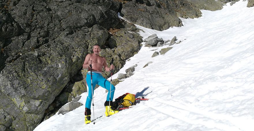 Máme len nástup do žľabu za sebou, ale slnko už riadne pripeká, treba odľahčiť oblečenie