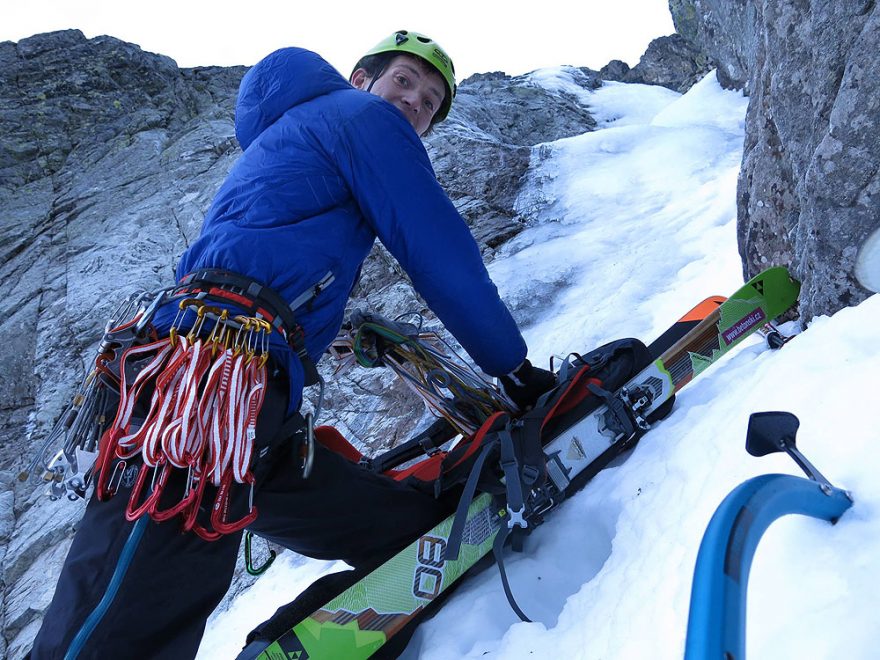 Martin Šťourač z Beton Ski Teamu leze do Kežmarské štrbiny