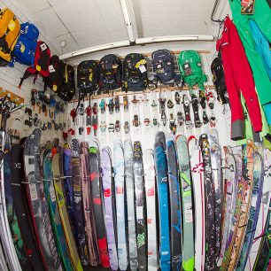 Obrovský výběr telemarkových, skialpových a freeridových vázání, lyže, lavinové batohy