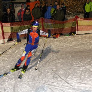 David Novák v cílové zatáčce, vzadu jej sleduje předseda Komise závodního skialpinismu Pavel Jirsa