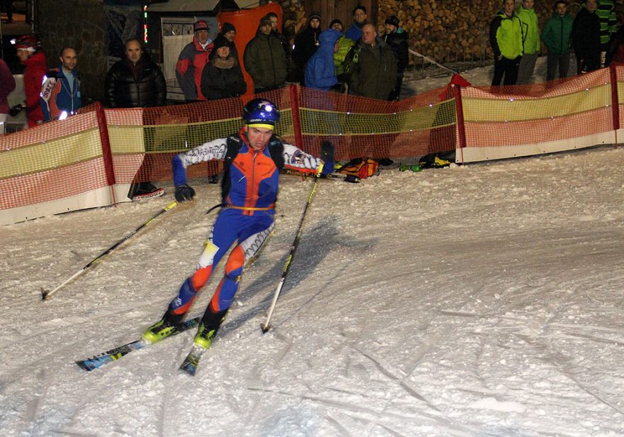 David Novák v cílové zatáčce, vzadu jej sleduje předseda Komise závodního skialpinismu Pavel Jirsa