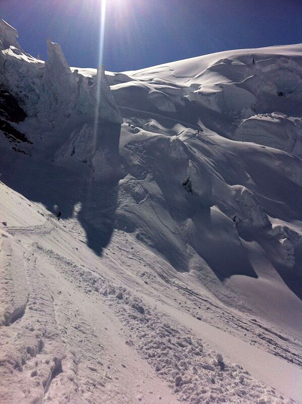 Lyžování přes nějaké ledovcové séraky