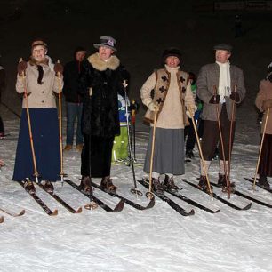Telemarkové lyžování je často spojováno s adekvátním historickým oděvem
