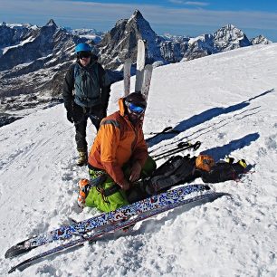 Breithorn - Vrcholovečka v popredí s Empajrami, v pozadí ikonický Matterhorn a niekede medzitým špatia lyže minulosti La Sportiva Vapor Nano a Ski Traby Tour
