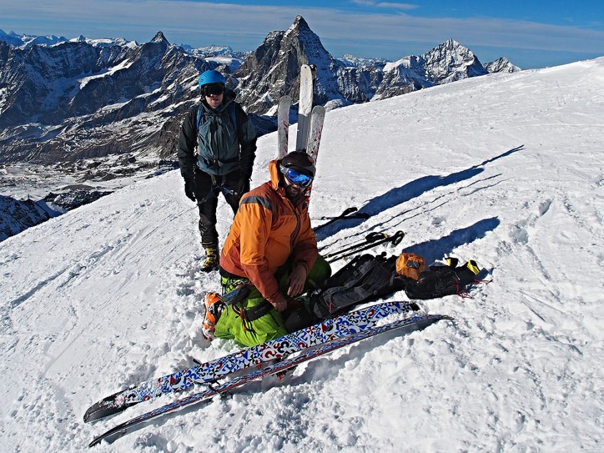 Breithorn - Vrcholovečka v popredí s Empajrami, v pozadí ikonický Matterhorn a niekede medzitým špatia lyže minulosti La Sportiva Vapor Nano a Ski Traby Tour