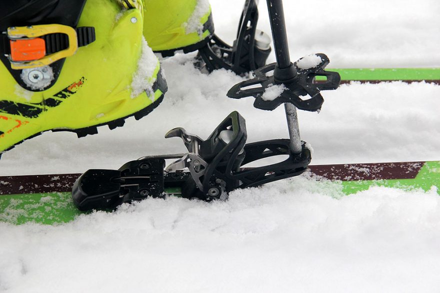 Zapnutí vázání SkiTrab TR2 na sjezd - zatlačení na patu