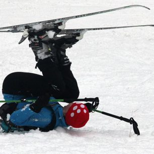 Ukázka perfektního přetočení přes záda s dostáním lyží pod sebe a odjetím