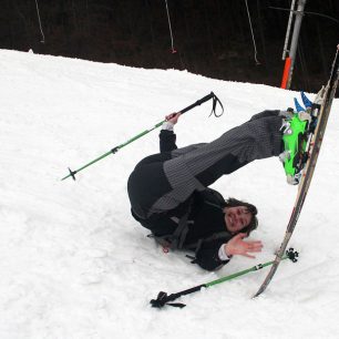 Alternativní způsoby pádových technik - špičky lyží drží