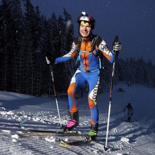 Vítěz kategorie veteránů Petr Novák při výstupu - botky Dynafit, lyže a další SkiTrab
