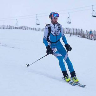 Finlay Wild v klidu a s přehledem na první pozici v posledním sjezdu před cílem