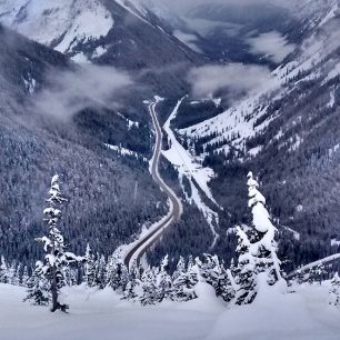 Transkanadská dálnice z hřebene Avalanche Crest, 2100 m