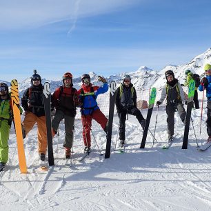 Část účastníků freeridového kempu v terénu