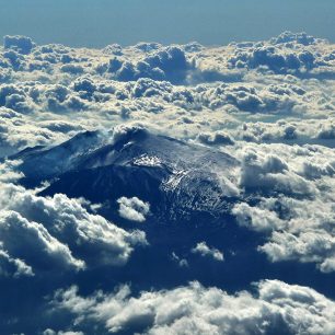 Etna z leteckého pohľadu – južná strana je bez snehu, sever ale vyzeral nádejne