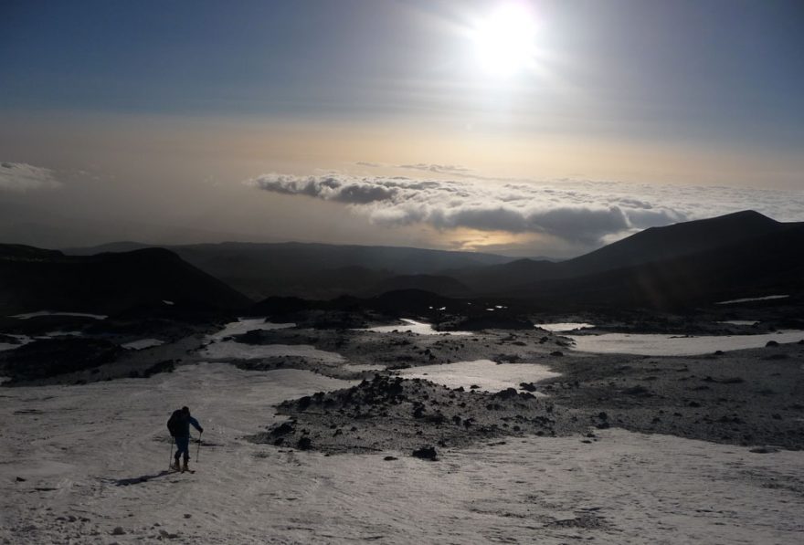 Pod nami ostáva údolie s neďalekým morským pobrežím v mrakoch, kým mi nasávame slnečné lúče počas výstupu