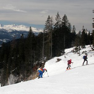 V oblasti Tauplitz je sice sněhu dost, ale "skialpinisté" šlapou po sjezdovce