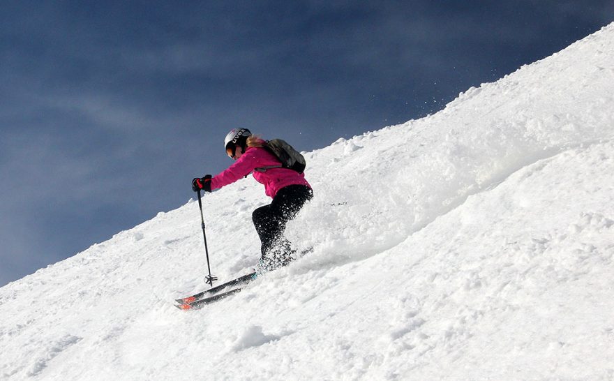 Když sníh létá od lyží...