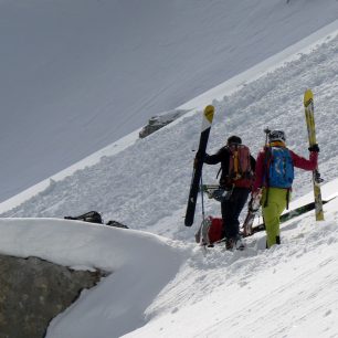 Za chvíli přiletí, honem do „schovky“ za skalkou