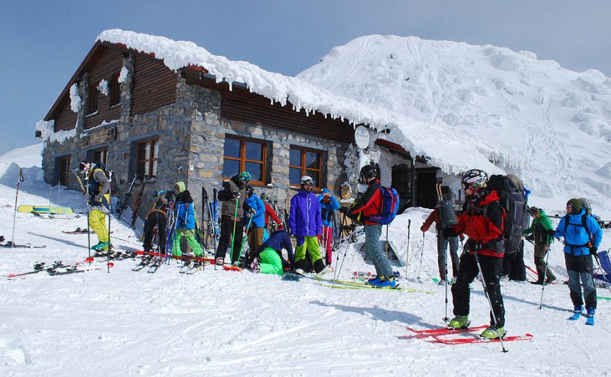 Lyže blackcrows před Kamennou chatou