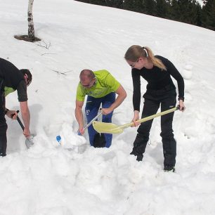 Kopání pro další testy stability sněhové pokrývky