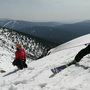 Karel Kříž s Janou Kubalovou při přípravě jistícího stanoviště z lyží