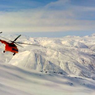 Vrtulník opět odlétá nad jižní Kamčatkou