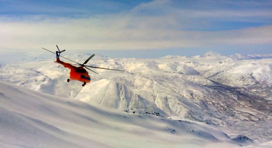 Vrtulník opět odlétá nad jižní Kamčatkou