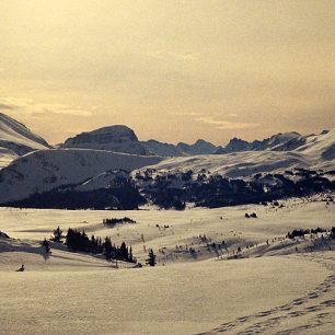 Výhled z SSV přes zasněžené Sunshine meadows až k Mt. Assiniboine