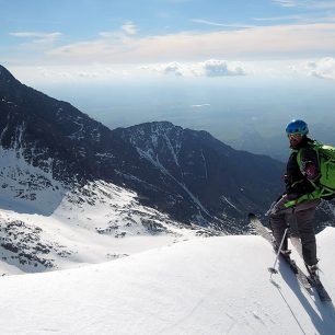 Rosťa jede z vrcholového hřebene Malého Ladového štítu