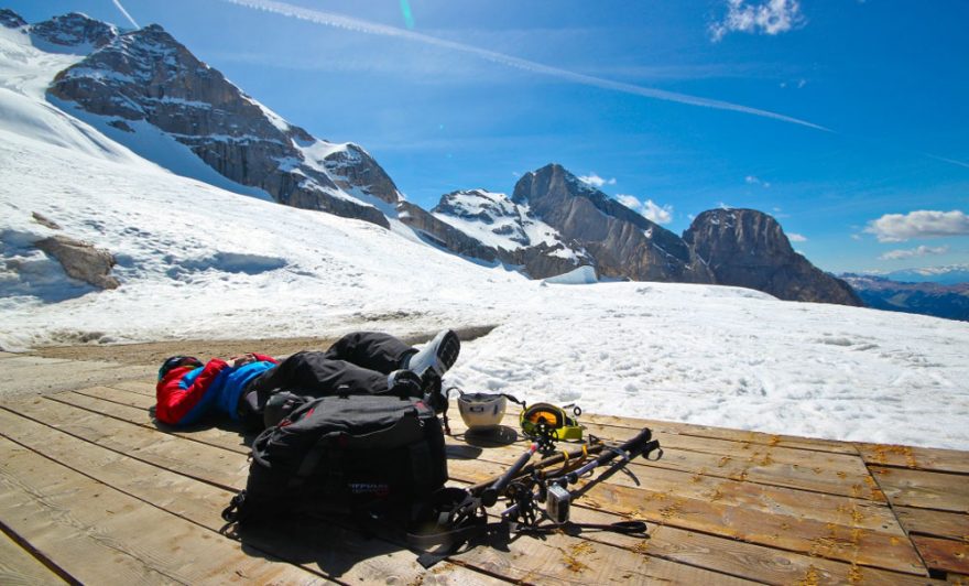 Odpočíváme po sjezdu u Rifugio Pian dei Fiacconi