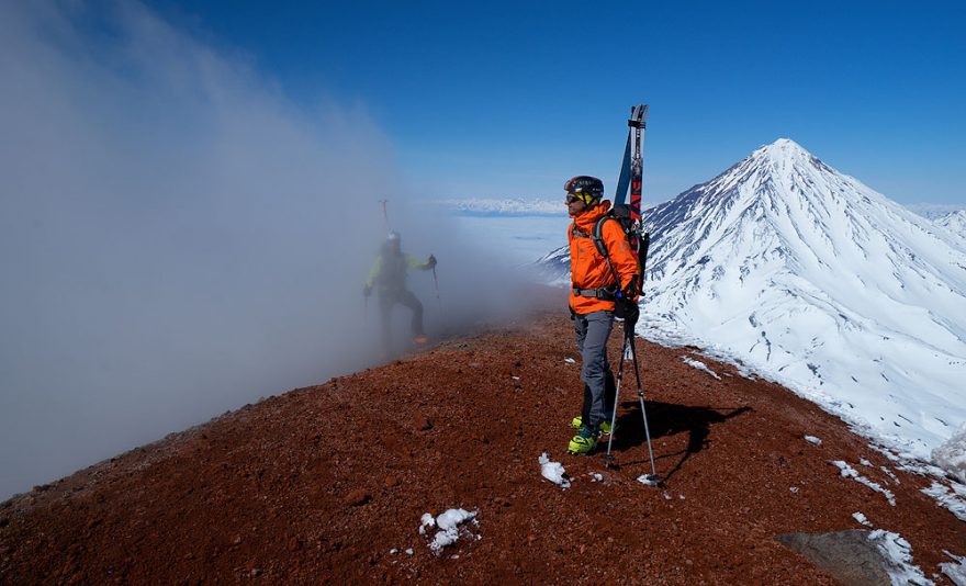 Na vrcholu vulkánu Avačinskij s Korjakskim v pozadí