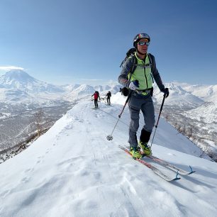 Vrchol na pravé straně za Sněžnou Dolinou